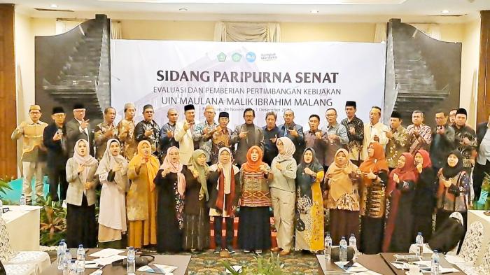 8241_pose-bersama-anggota-senat-fito-bersama-usai-pembukaan-kegiatan-sidang-paripurna-senat-di-prigen-pasuruan.jpg