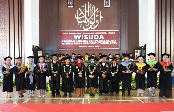 10107_foto-bersama-wisuda.jpg