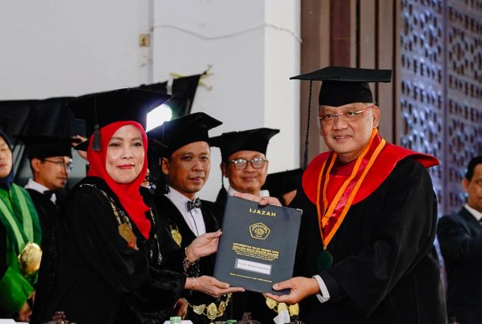 10109_wisuda-pak-menteri.jpg